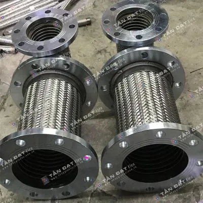 Flexible joint with two fixed flanges