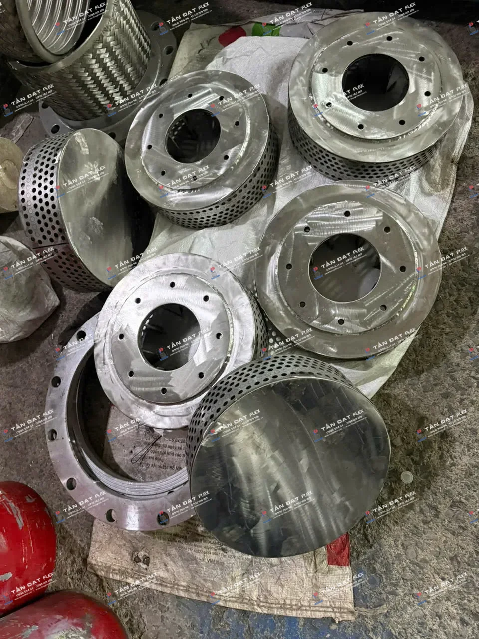 304 stainless steel anti-vortex plate with strainer – image 1